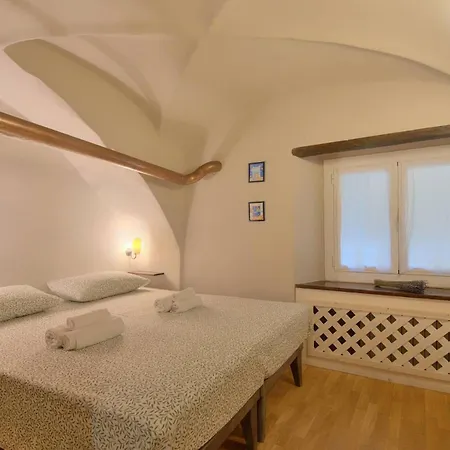 Exposed Stones - History And Aquarium Lejlighed *