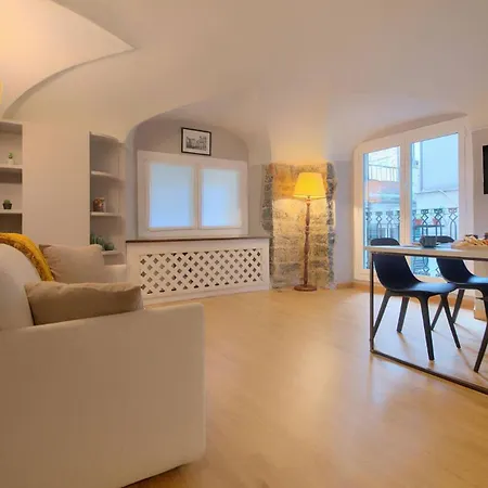 Exposed Stones - History And Aquarium Lejlighed